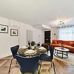 Pass The Keys Stylish London Flat With Courtyard