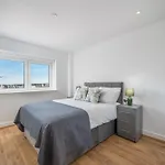 Skyvillion - London River Thames Top Floor Apartments By Woolwich Ferry, Mins To London Excel, O2 Arena , London City Airport With Parking