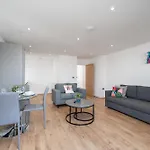 Skyvillion - London River Thames Top Floor Apartments By Woolwich Ferry, Mins To London Excel, O2 Arena , London City Airport With Parking