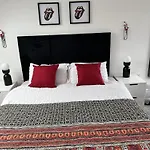 Comfortable Rooms - Only 6-Mins Walk From Underground Station