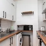 2 Bed Apartment In Sydenham, London