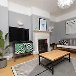 2 Bed Apartment In Sydenham, London