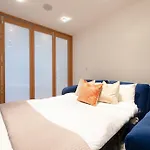 Soho Harmony Haven: Chic 2-Bed, 2-Bath Urban Retreat