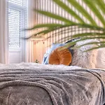 London Hammersmith - Hot Tub, Cinema & Gaming Room