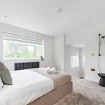 Arte Stays - Lux Stylish Penthouse - Heart Of Wembley - Parking
