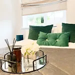 Beautiful Apartment In Beckton With Private Entrance And Garden