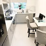 Beautiful Apartment In Beckton With Private Entrance And Garden