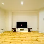 London Luxxe Apartments, Kensington & Chelsea, Central London Prime Location, With Many Stations, Westfield Shopping Centre Mins Away Walk