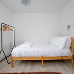 Guestready - Modern Terraced House In London