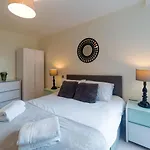 Central Tower Bridge Apartment