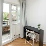 Stylish 2Bd Flat With Balcony Near Stepney Green
