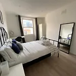 Fully Equipped 2 Bed Flat On Old Compton St!