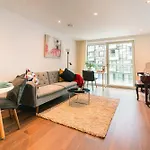 Stylish And Comfortable Canary Wharf Apartment Perfect For Long Stays