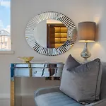 Elegant 2-Bed Flat With Stunning Harrods View Prime Knightsbridge