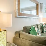 Elegant 2-Bed Flat With Stunning Harrods View Prime Knightsbridge