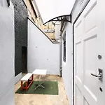 Cosy Modern Studio