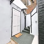Cosy Modern Studio