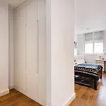 Vibrant 2Br Retreat In Baker Street