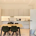 The East London Mile Crib - Bright 2Bdr Flat