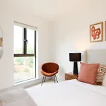 The South Wimbledon Escape - Lovely 3Bdr With Balcony