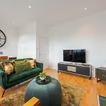 Stylish 3-Bedroom Home In The Heart Of Fulham
