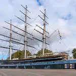 Modern 2-Bed Apartment In Greenwich - Prime Location Near Cutty Sark & Excellent Transport Links