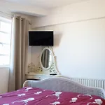 Beautifully Decorated Contemporary 2 Bedroom Flat