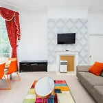 Premium Apartments Over Looking Canary Wharf Towers