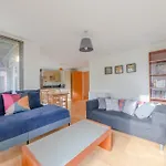 Spacious 2 Bedroom Apartment Near White City