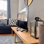 Beautiful 3Bed Apartment In London