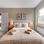 Luxury 3 Bed Apartment With Balcony In Kensington Olympia