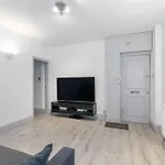 One Bed Flat In Chiswick