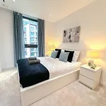 Lavish 2 Bedroom Flat With Private Balcony In Clerkenwell, Barbican