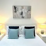 Lavish 2 Bedroom Flat With Private Balcony In Clerkenwell, Barbican