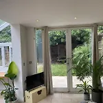 Modern, Spacious 1 Bedroom Garden Flat Sw18
