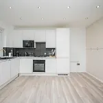 Pass The Keys London Apartment - Waterfront Terrace Parking
