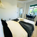 London City Center Top Studios Next To Westfield Shopping & Attractions
