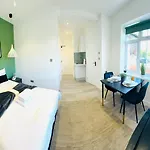 London City Center Top Studios Next To Westfield Shopping & Attractions
