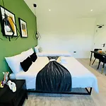 London City Center Top Studios Next To Westfield Shopping & Attractions