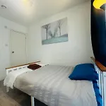 Cosy Bedroom With Private Bathroom Ensuite In London Canary Wharf E14 Only 1 Stop To Excel And O2 For Short Or Long Let In London Canary Wharf, Less Than An Hour From Heathrow, Stansted And Gatwick Airport