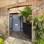 Charming Designer 1 Bed - Check Profile