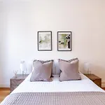 Modern 2 Bedroom Flat Near Queensway