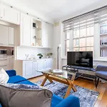 Modern 2 Bedroom Flat Near Queensway
