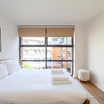A Stylish Newly Refurbished Flat With City Access