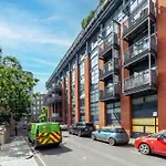 A Stylish Newly Refurbished Flat With City Access