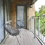 Modern 2 Bedroom Apartment Steps From Vauxhall St