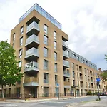 Modern 2 Bedroom Apartment Steps From Vauxhall St