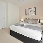 Modern 2 Bedroom Apartment Steps From Vauxhall St