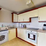 2 Bed With Free Parking & Lift - 3 Min To Station