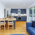 Charming Hampstead Retreat With Patio